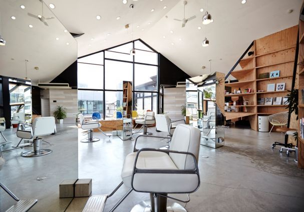 Mehr über den Artikel erfahren Die Realität hinter dem glänzenden Saloninterieur: Wo Ästhetik auf Budget